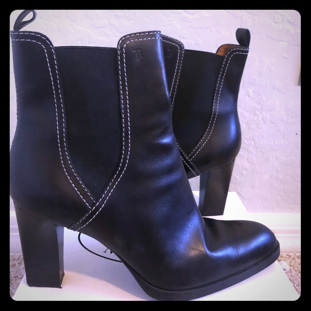 TOD’s Blk leather booties w/ elastic side Sz 9.5